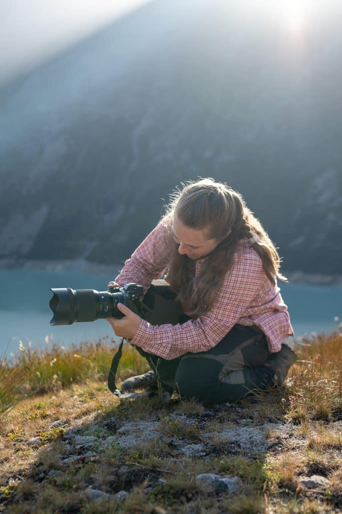 Ronja Wolf von Tierfotografie Lupovision in Aichach-Friedberg beim Fotografieren eines Hundes in den Bergen