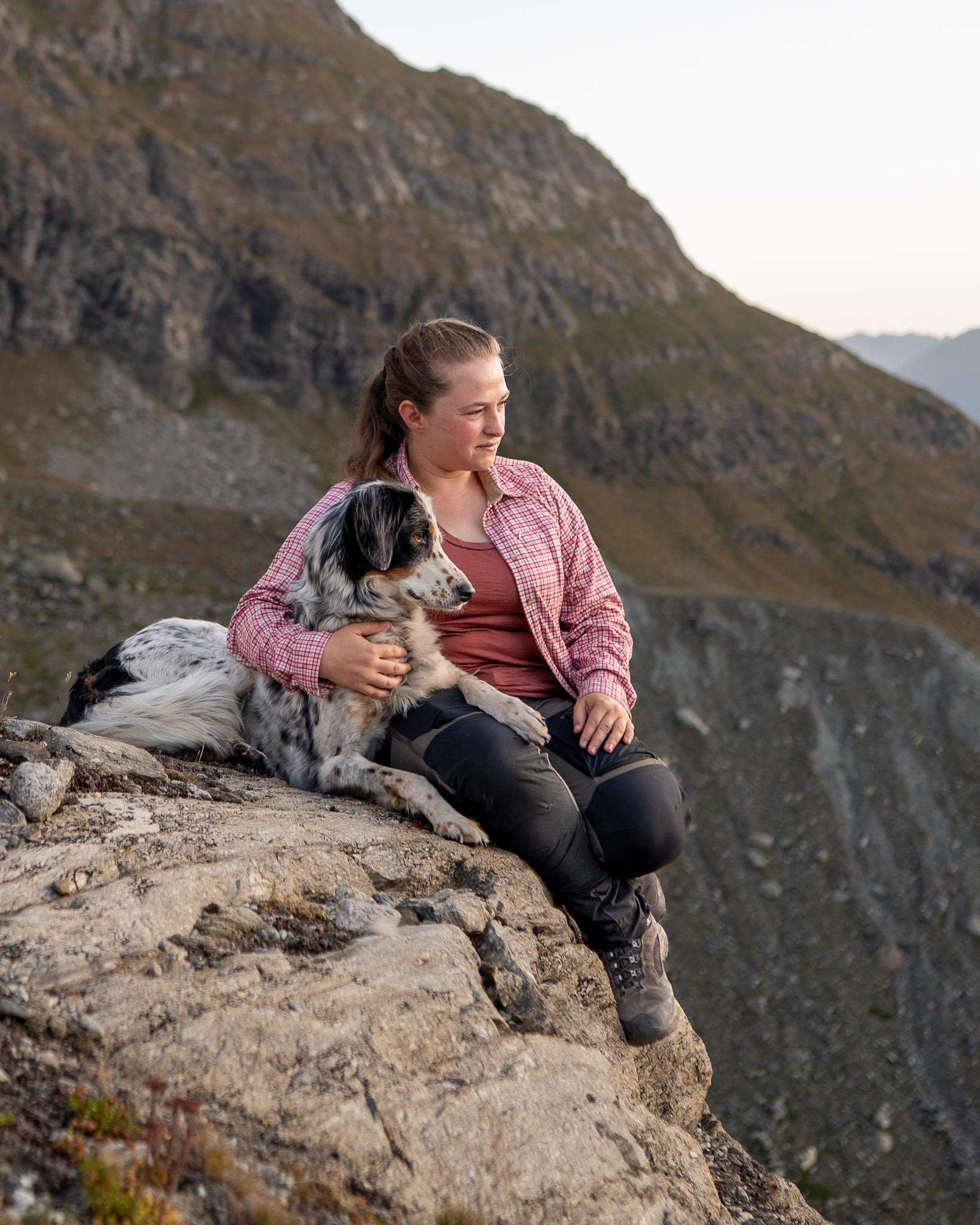 Ronja Wolf von Lupovision Hundefotografie sitzt auf einem Felsvorsprung