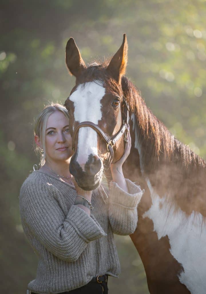 Mensch-Pferd Portrait im Morgendunst – Paint Horse und blonde Reiterin in Bayern