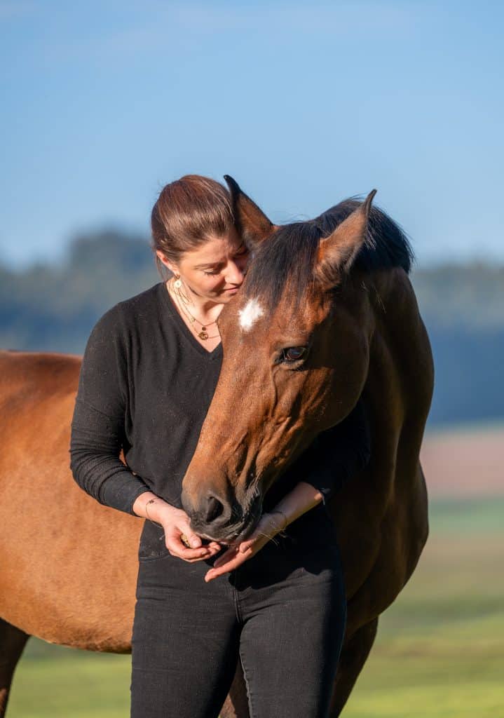 Pony mit ihrer Besitzerin bei einem innigen Kuschelmoment bei einem Pferdefotoshooting