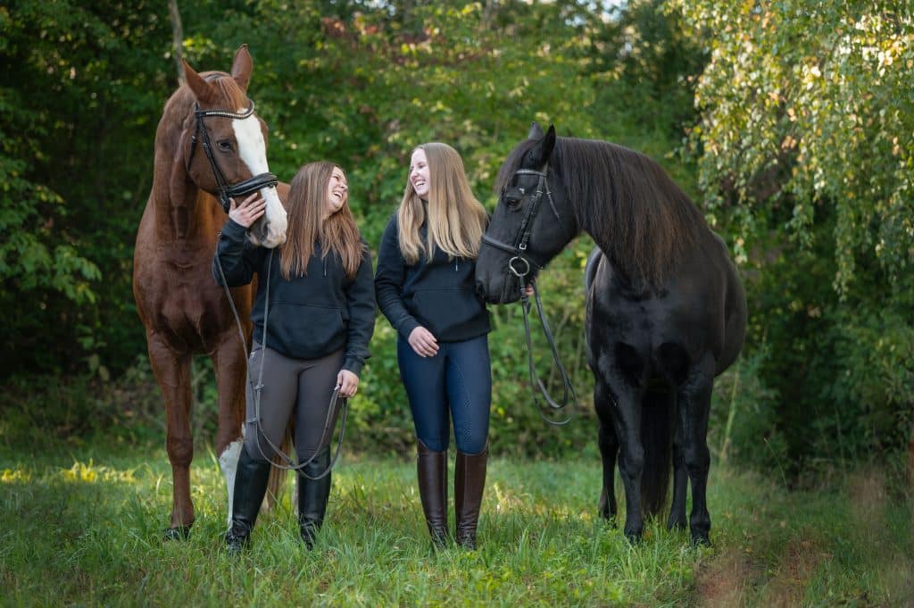 Freundinnen mit ihren Reitbeteiligungen bei einem Fotoshooting