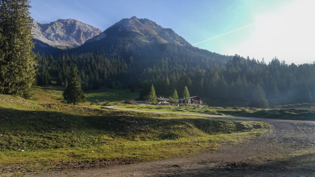 Gaistalalm im Gaistal unterhalb der Zugspitze auf einer Weitwanderung mit Hund durch die Alpen