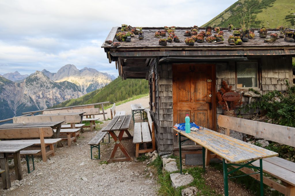 Kleine Berghütte im Karwendel mit Blick auf die umliegenden Kalkberge der Alpen