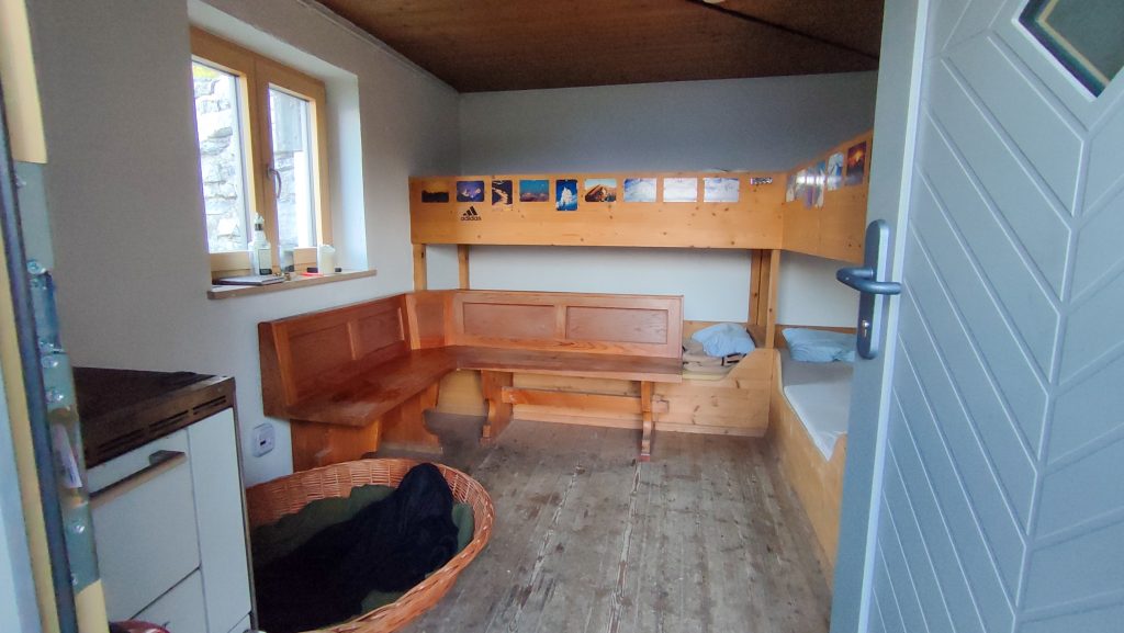Winterraum einer Berghütte im Vorkarwendel mit Schlafplätzen und Hundekorb