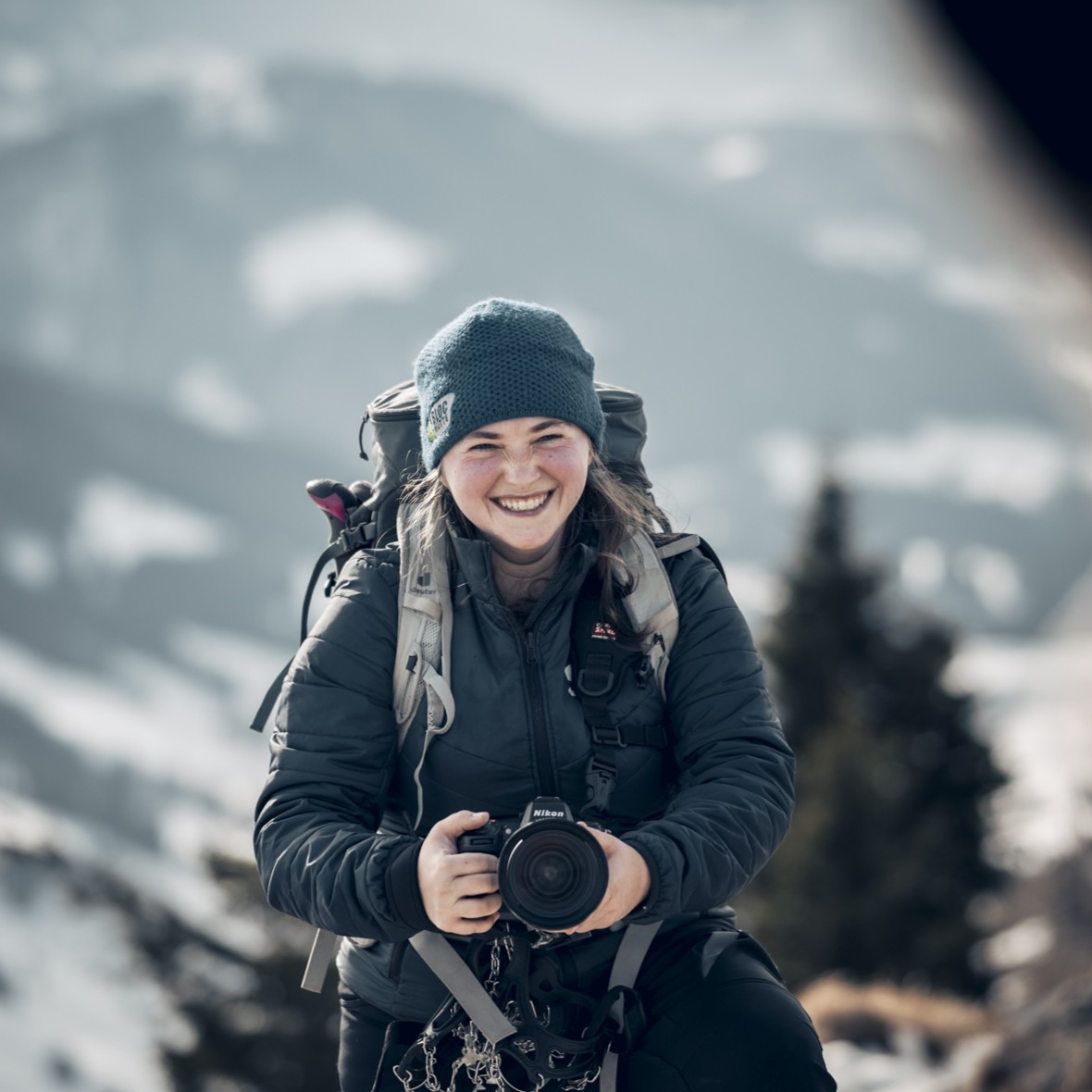 Ronja Wolf Outdoor- und Tierfotografin mit Nikon Kamera in den winterlichen Alpen